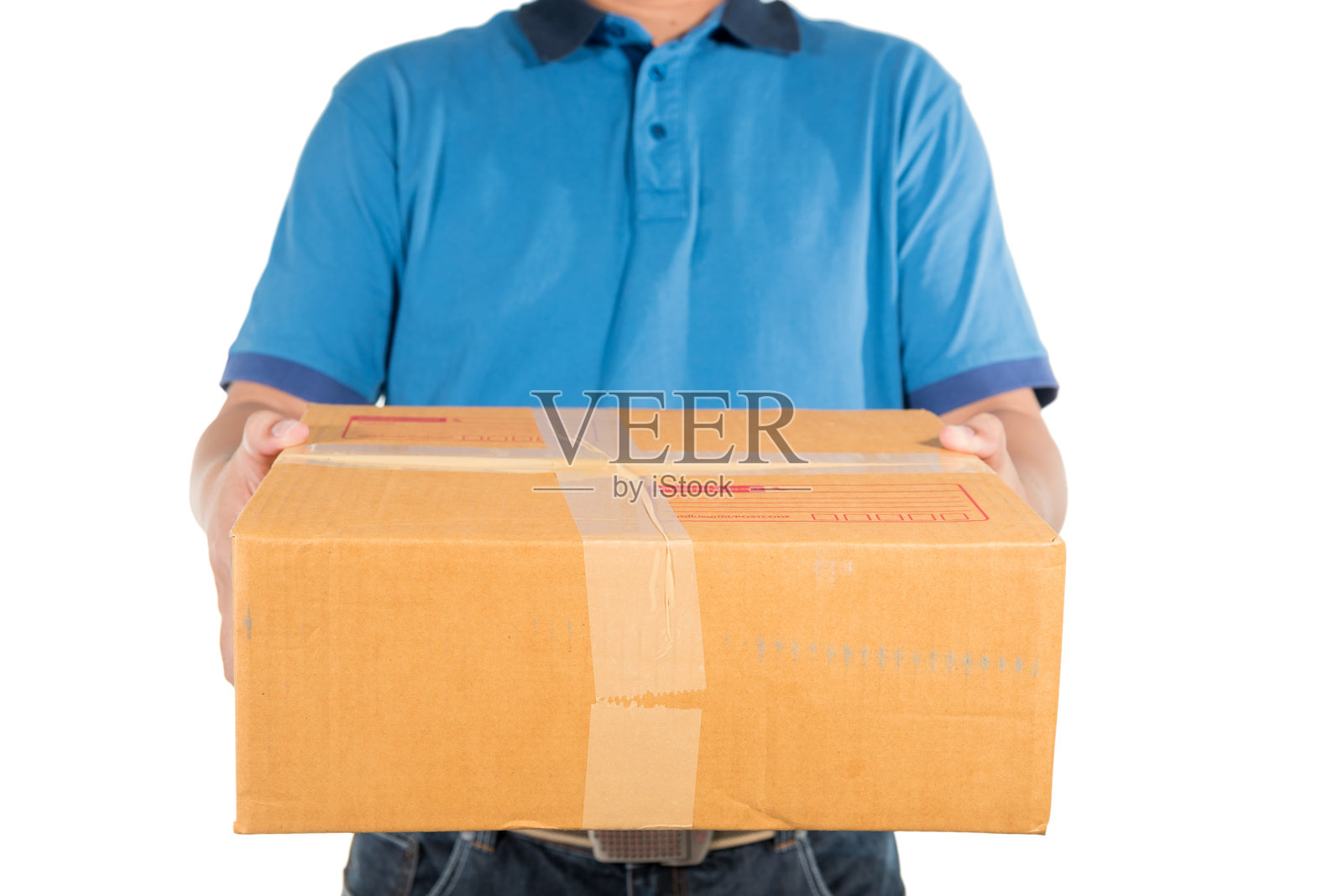 送货员的中部握着箱子，站在白色背景前照片摄影图片
