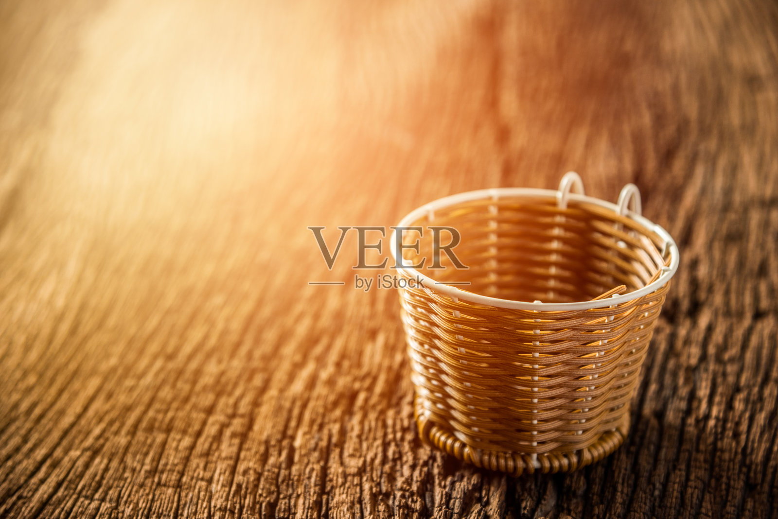 木桌上小藤篮的特写照片摄影图片