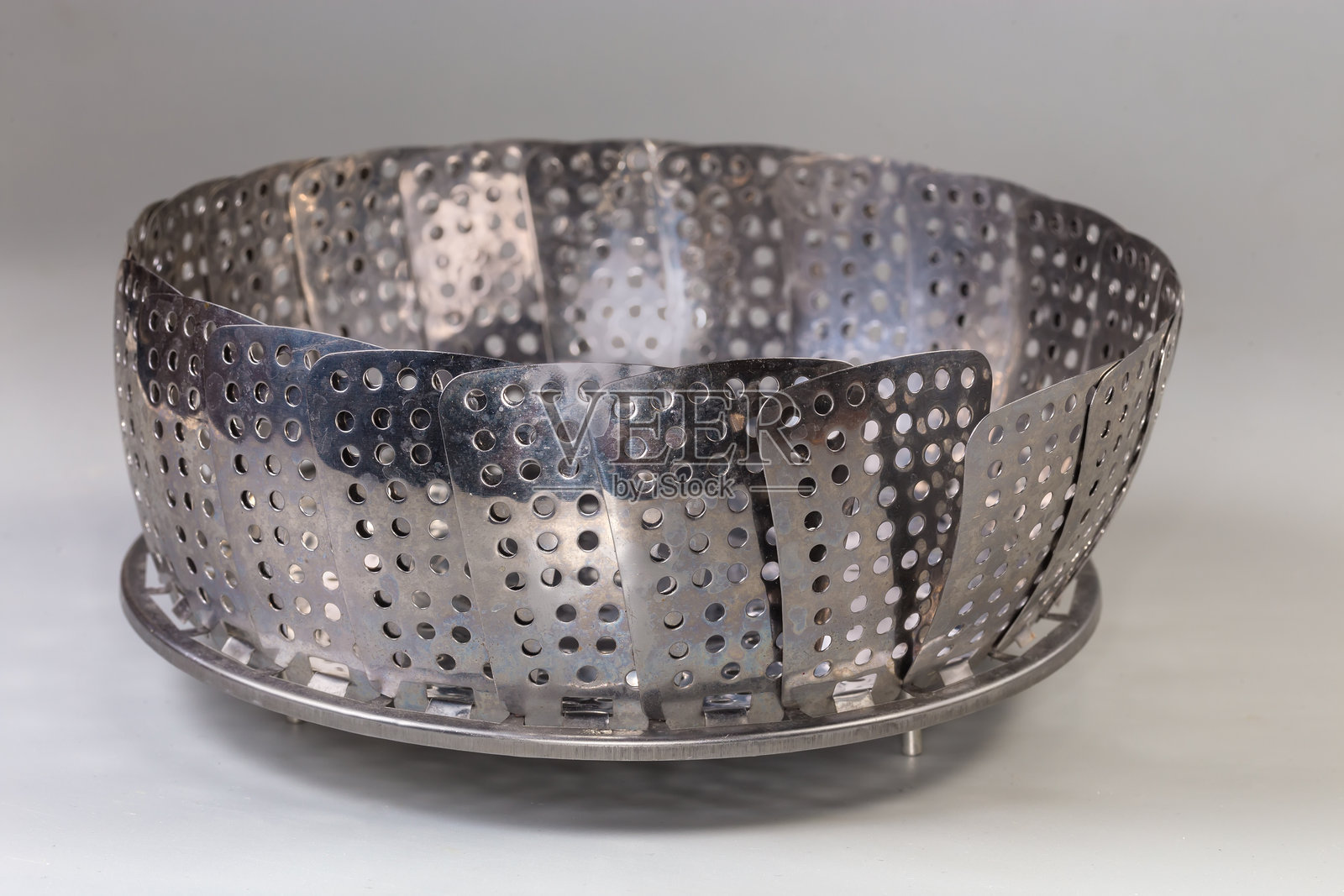 蒸锅插入锅中，用于蒸煮不同食物照片摄影图片