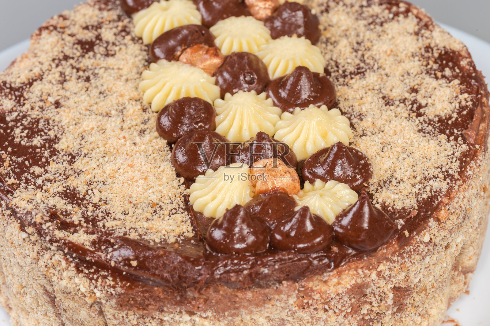 奶油和白巧克力装饰的海绵蛋糕顶部照片摄影图片