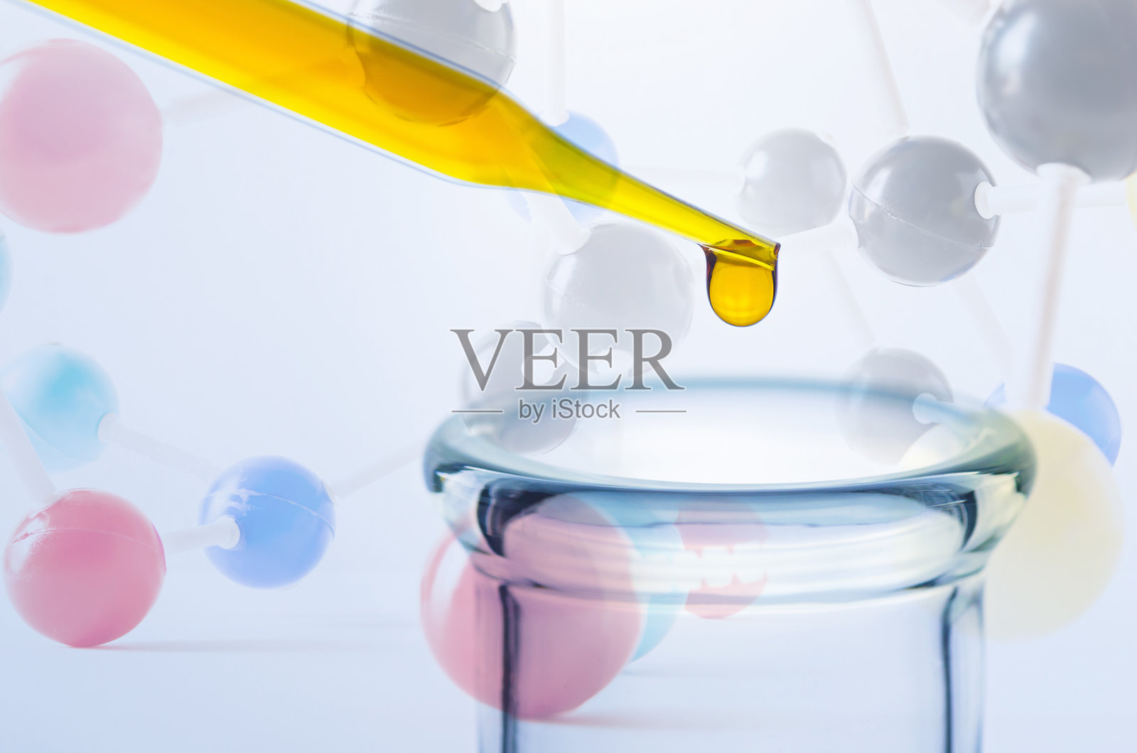 数字合成图像：原子与从移液管滴落的液滴照片摄影图片