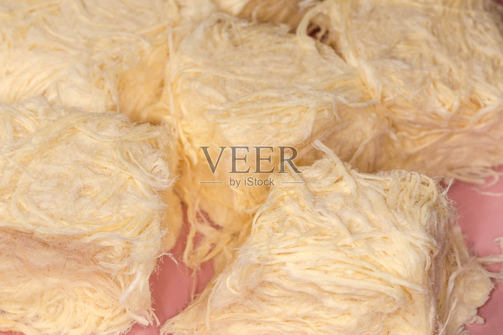 粉色盘子上的传统土耳其甜点皮什马尼，特写镜头照片摄影图片