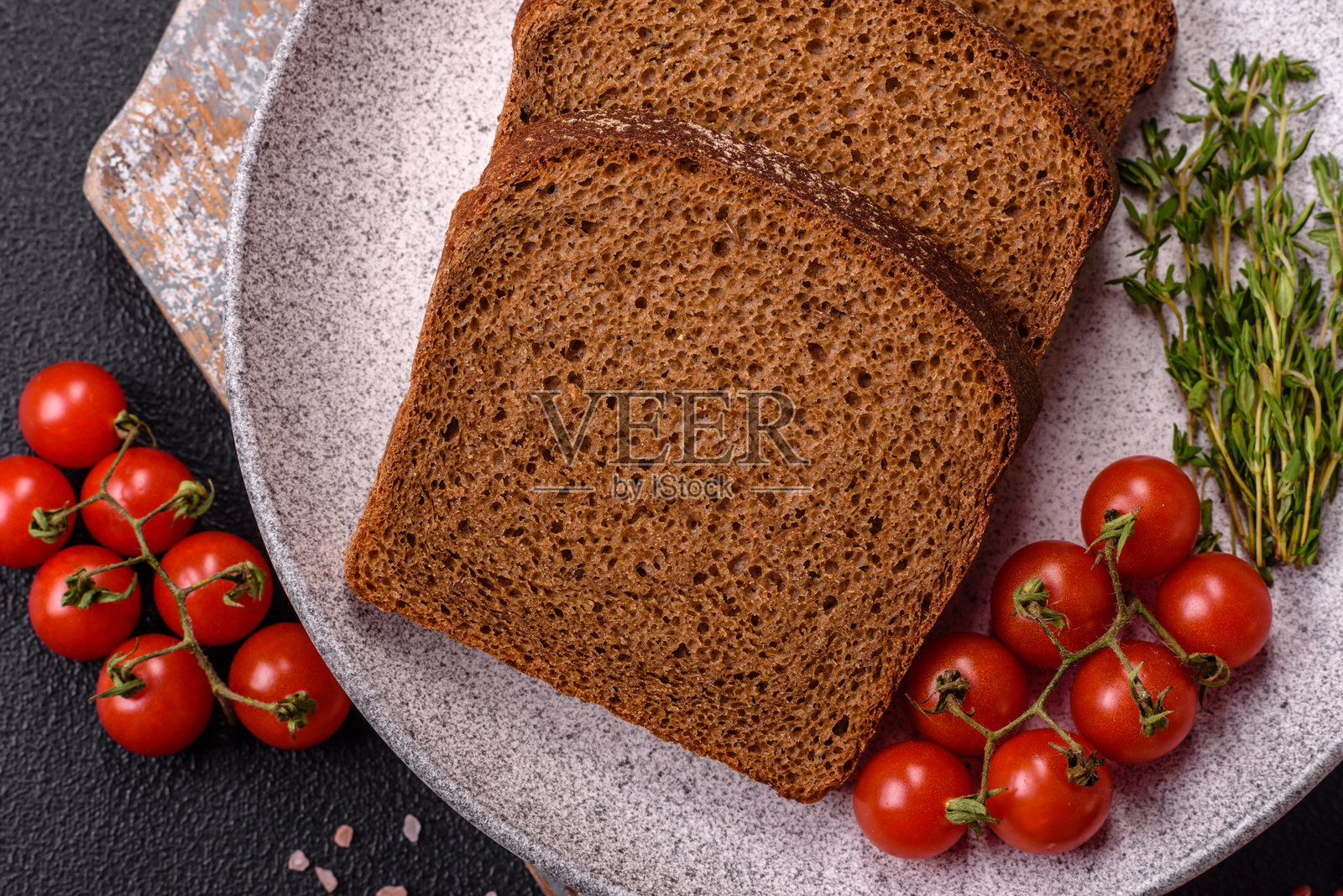 新鲜酥脆的全麦面包切片照片摄影图片