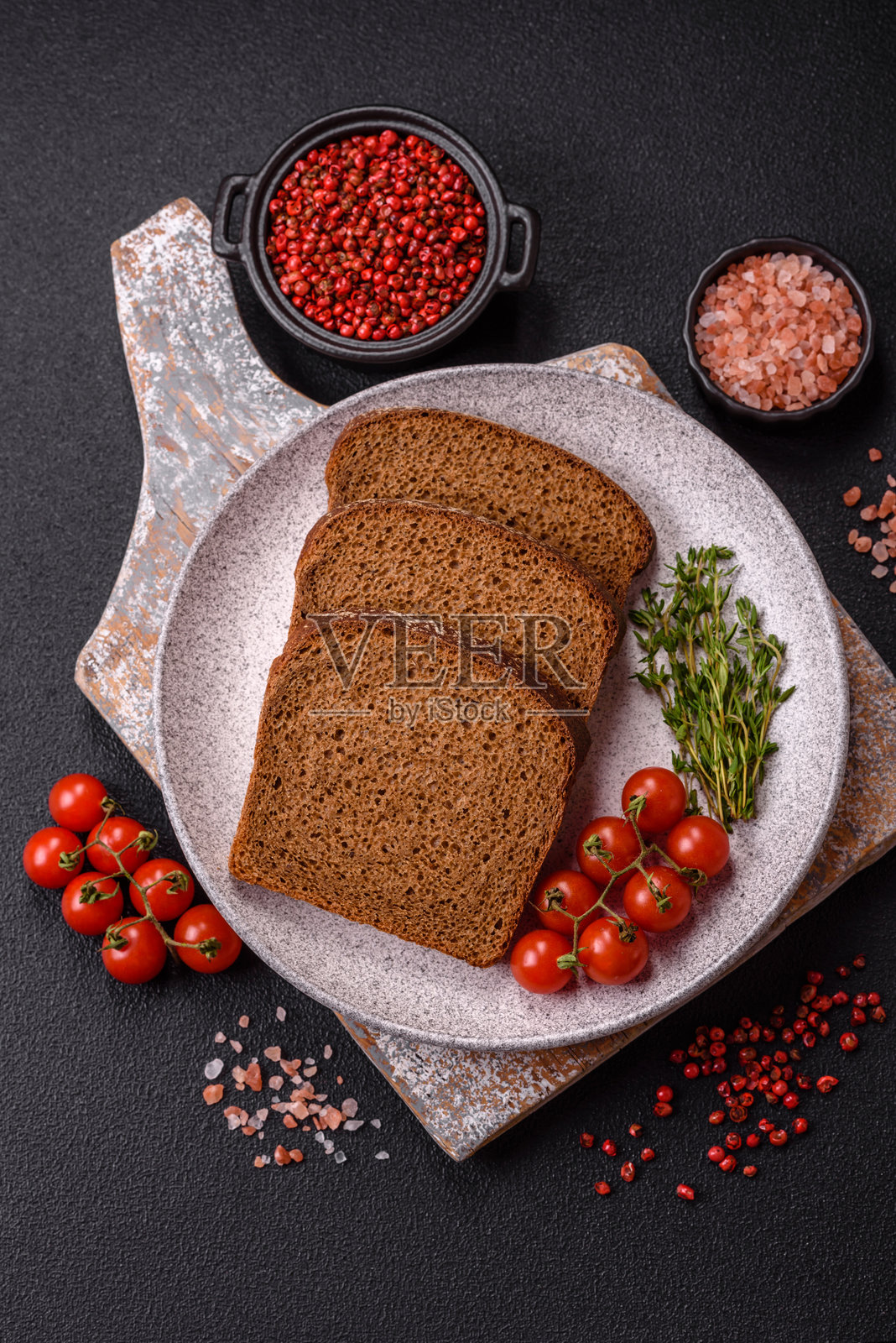 新鲜酥脆的全麦面包切片照片摄影图片