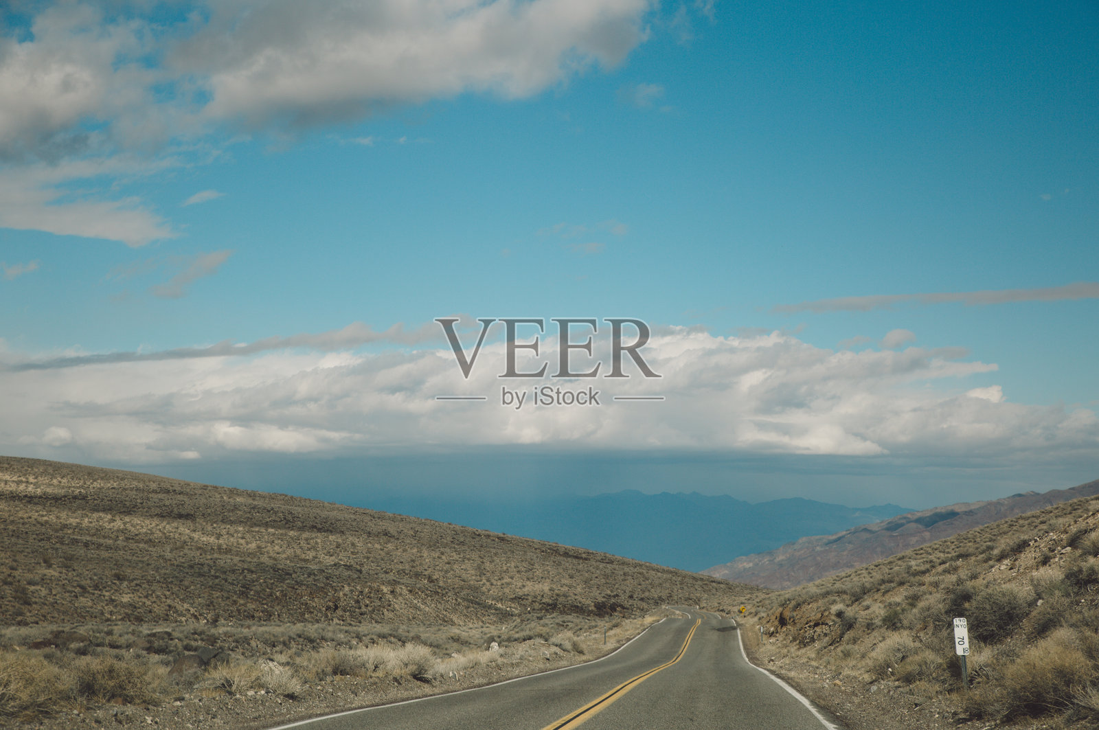 天空下的公路风景照片摄影图片