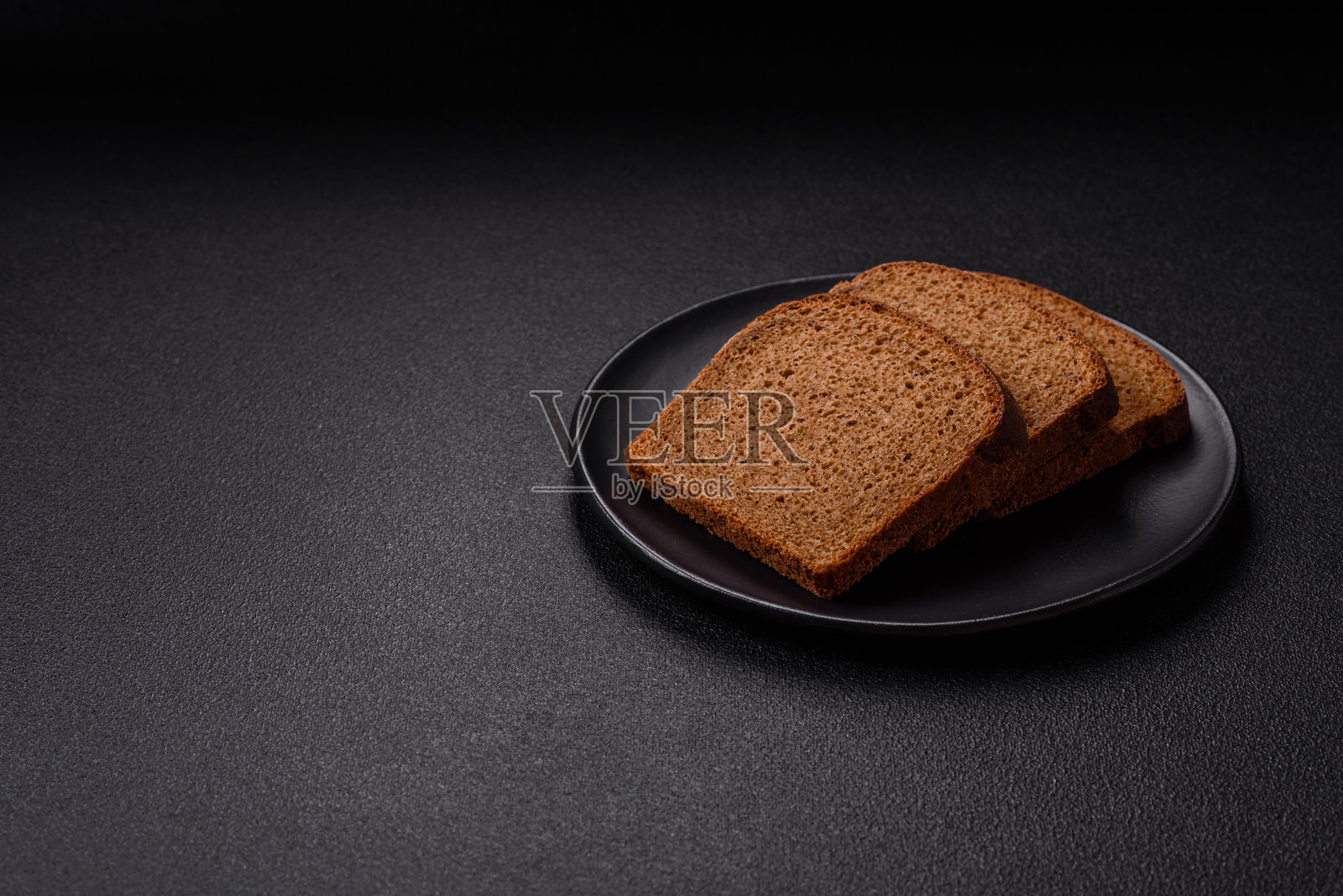 新鲜酥脆的全麦面包切片照片摄影图片