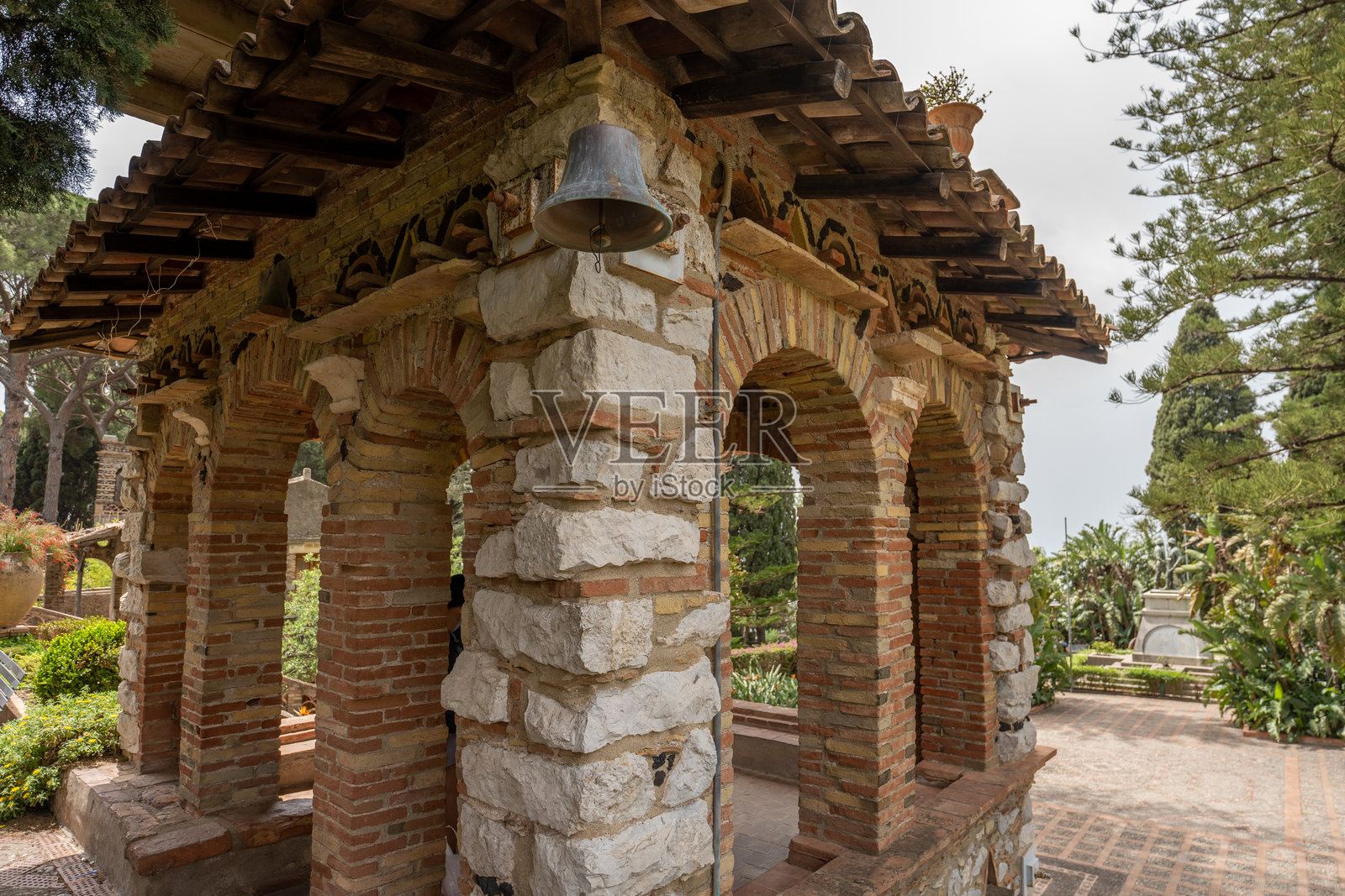 意大利陶尔米纳 - 2024年6月19日：陶尔米纳市政厅。陶尔米纳公共花园。照片摄影图片