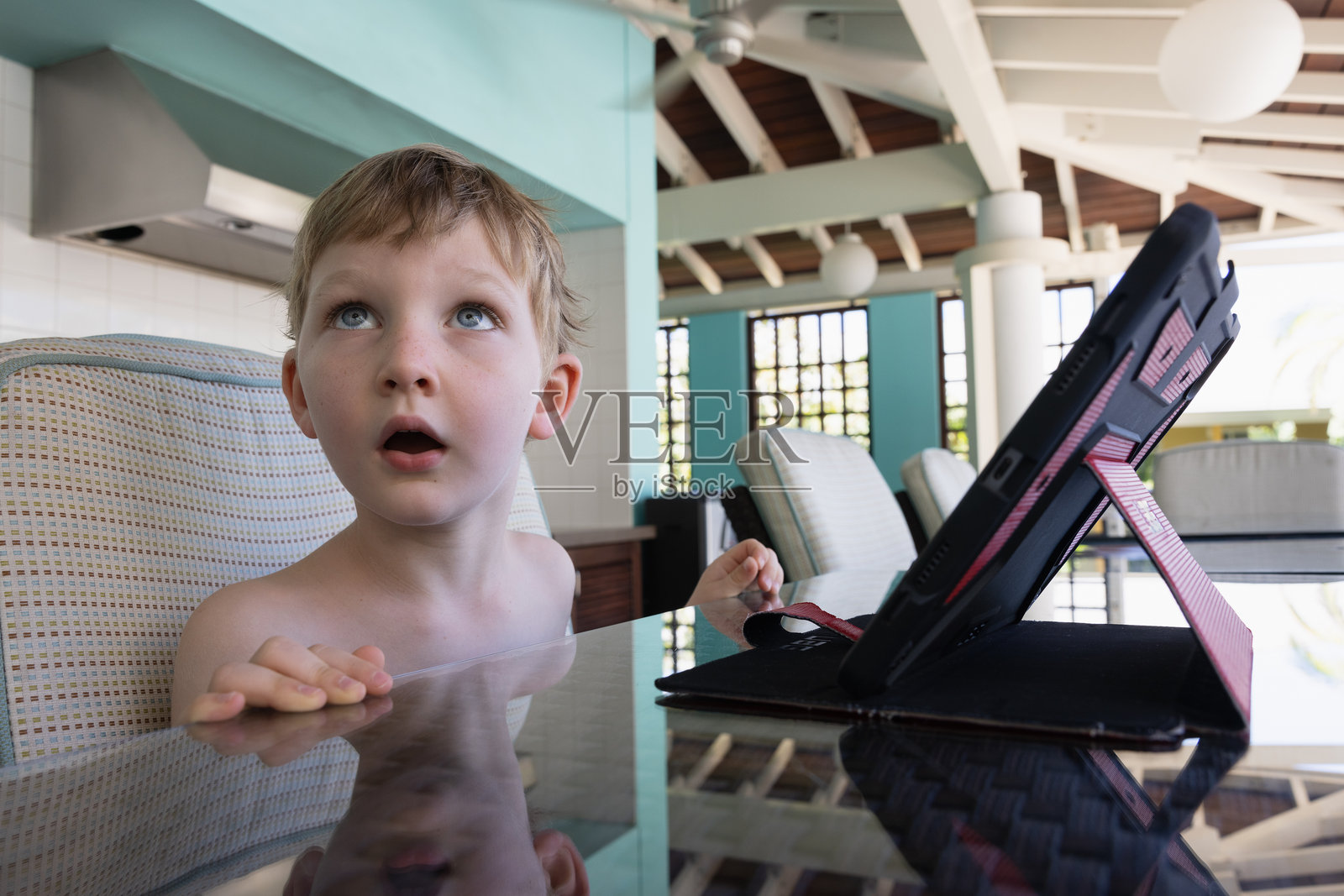 小男孩看起来很惊讶照片摄影图片