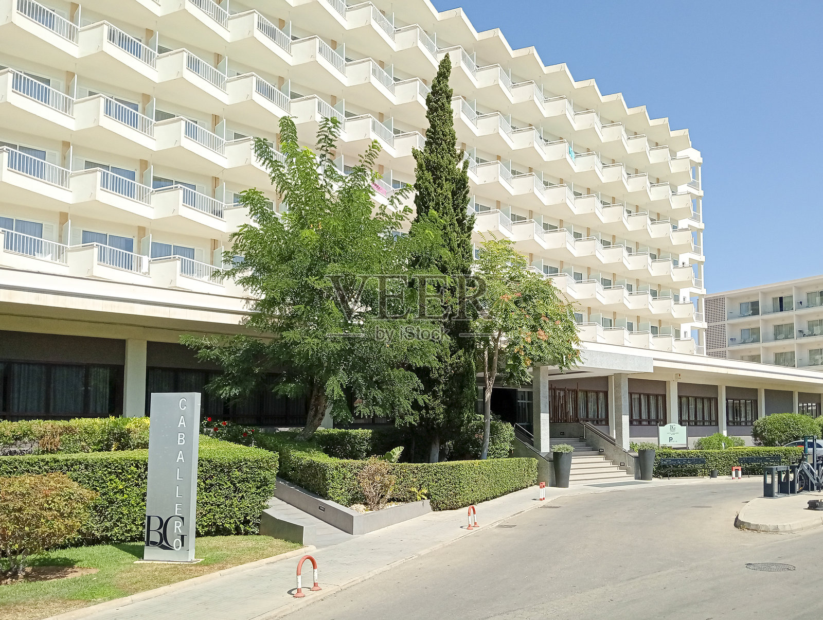 阳光明媚的夏日，BG Caballero 酒店的正面外观照片摄影图片