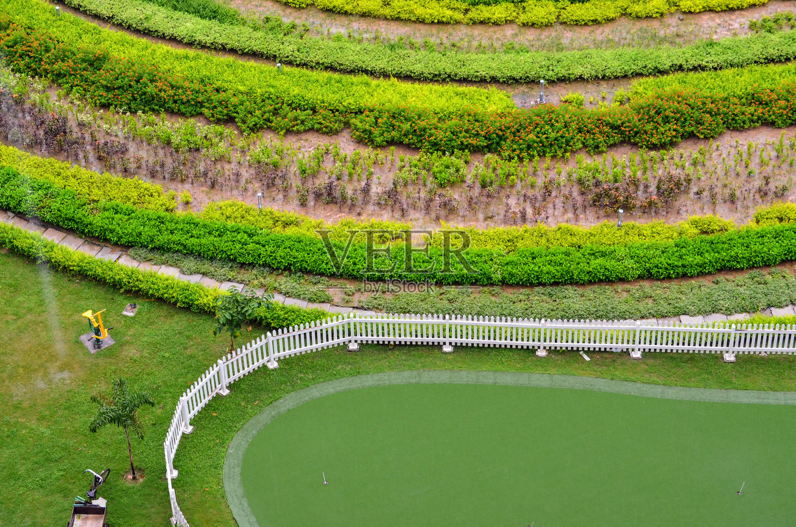 住宅小区的高尔夫推杆果岭。人造草坪合成草。美丽。印度。奢华运动休闲放松爱好户外健康生活方式。照片摄影图片