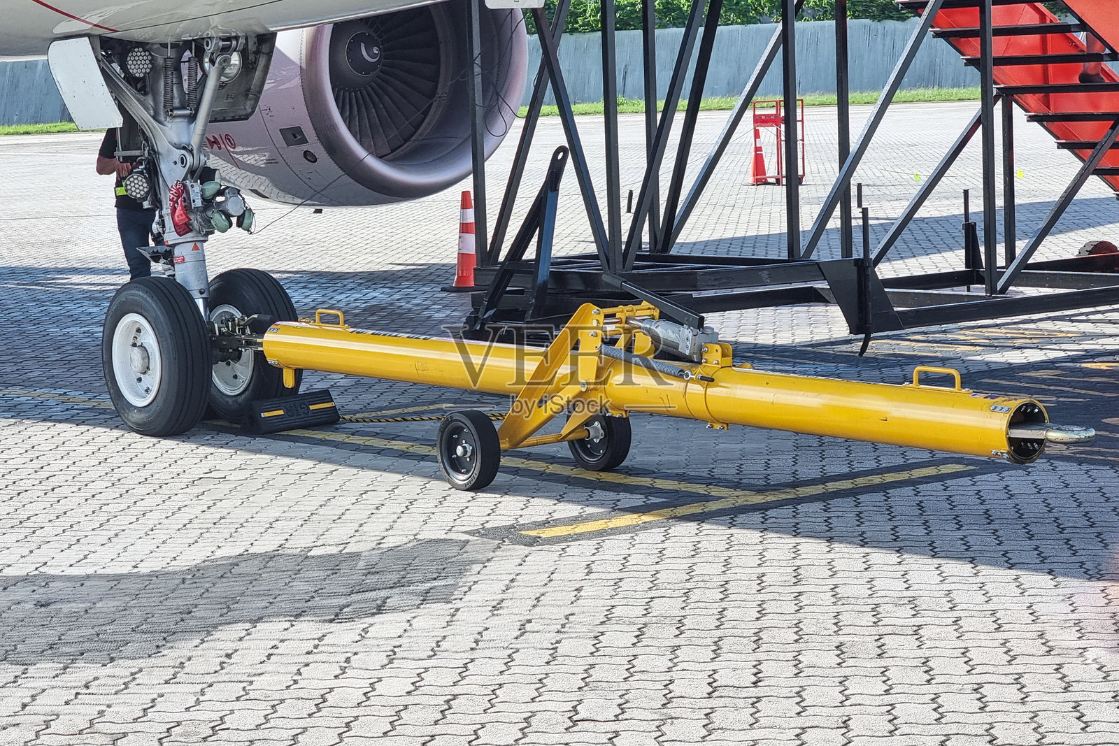 飞机轮胎旁的飞机拖杆特写，准备在起飞前进行推回。照片摄影图片