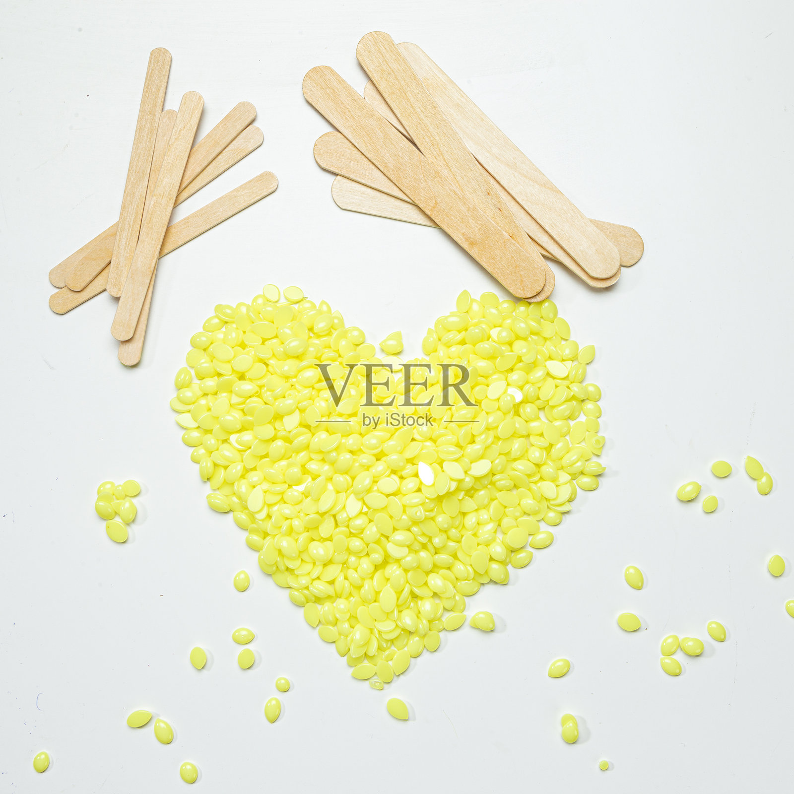 美容与保健概念：用于脱毛的彩色颗粒蜡照片摄影图片