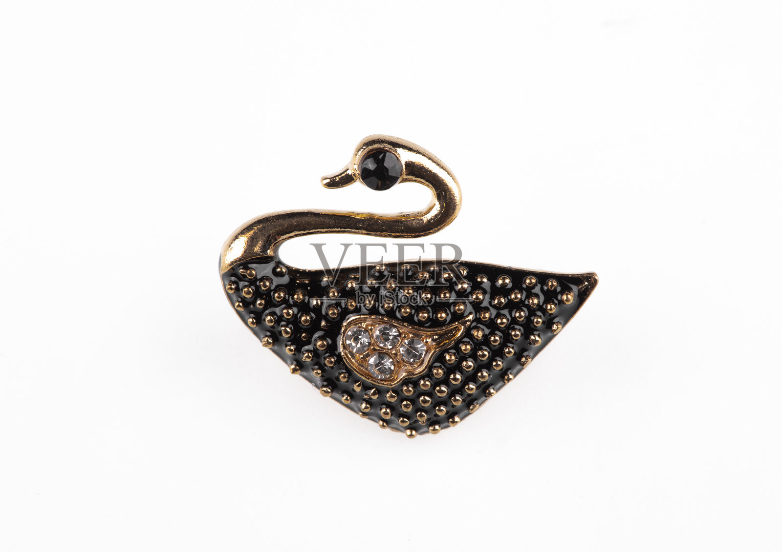 白色背景上的珠宝天鹅胸针照片摄影图片