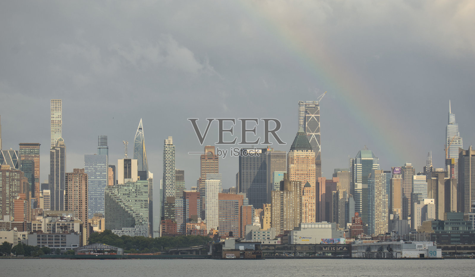 曼哈顿西侧的彩虹与纽约市天际线（住宅和商业摩天大楼），从新泽西的全景视角，雨后五彩斑斓的天空，公寓房地产。照片摄影图片