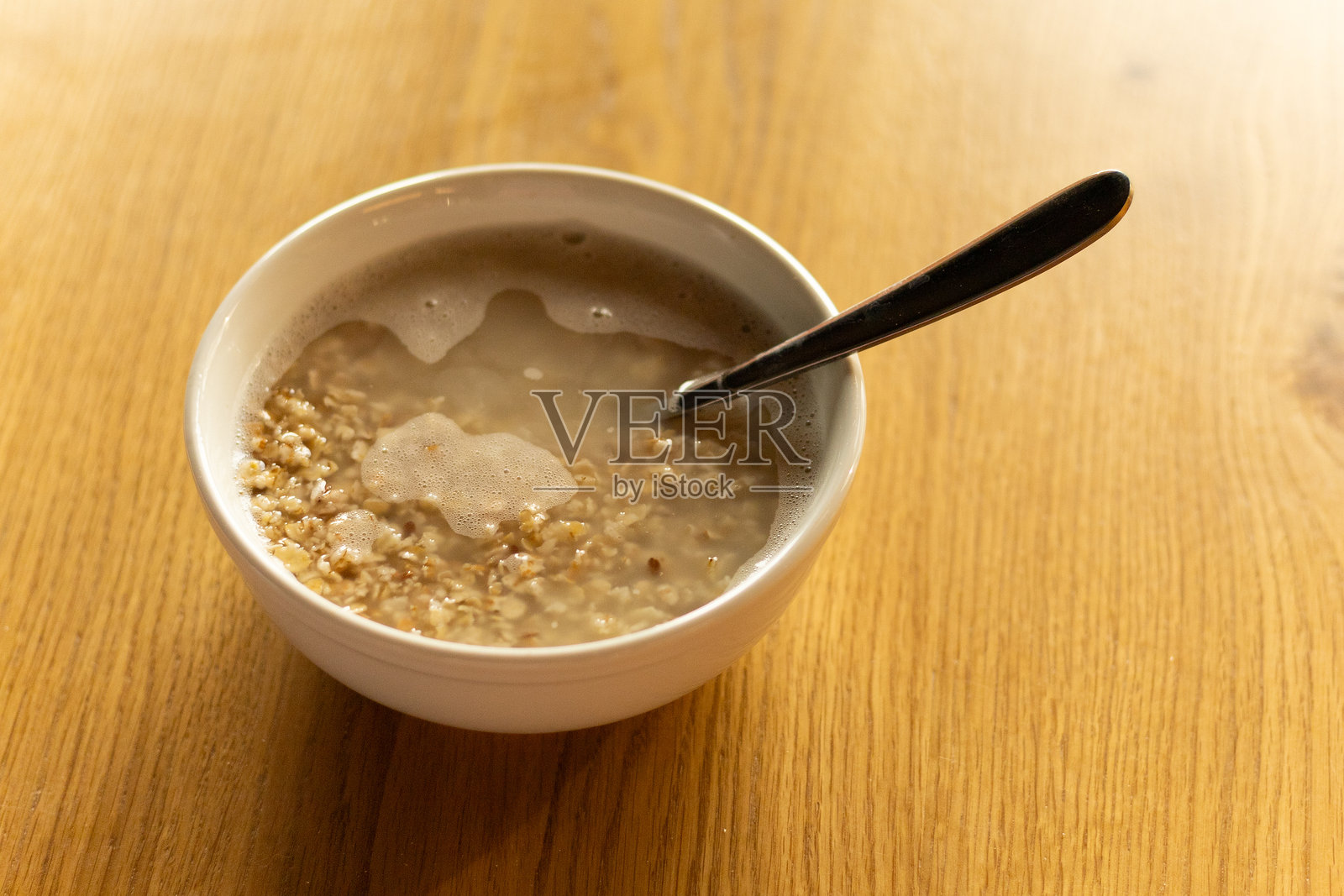 桌子上的一碗热燕麦粥照片摄影图片