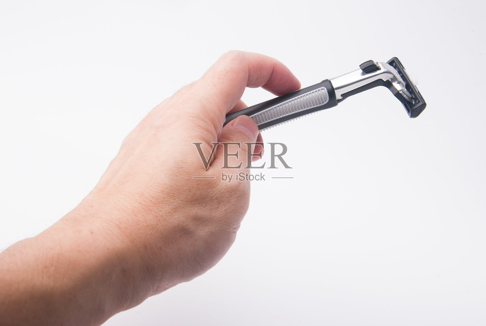 白色背景下手握剃刀的特写镜头照片摄影图片