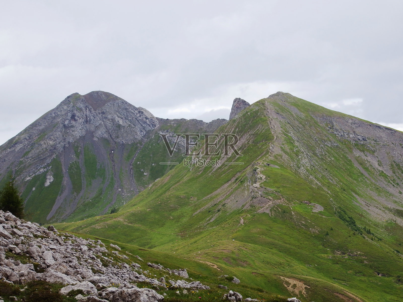 杰尔达山脉地区，俯瞰西耶夫峰和拉纳山口照片摄影图片