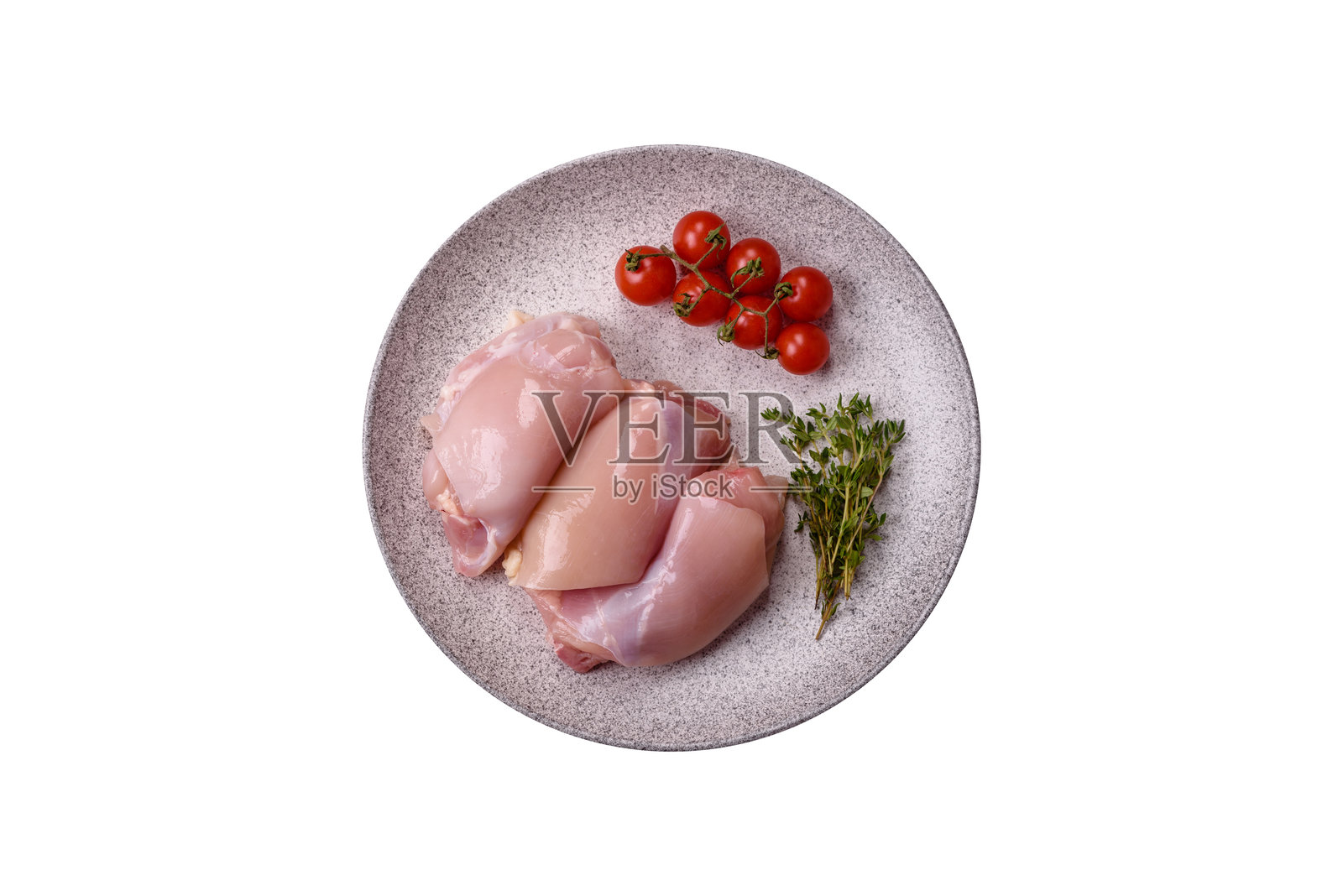 新鲜鸡胸肉放在深色混凝土桌上，旁边有香料和草药照片摄影图片