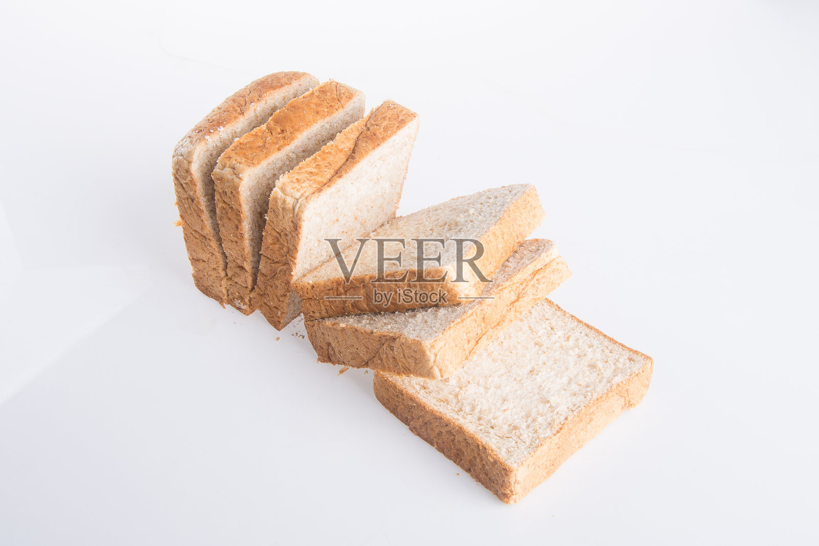 白色背景下的面包片特写照片摄影图片