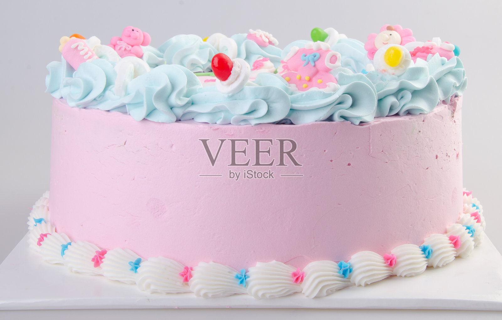 白色背景上的蛋糕特写照片摄影图片