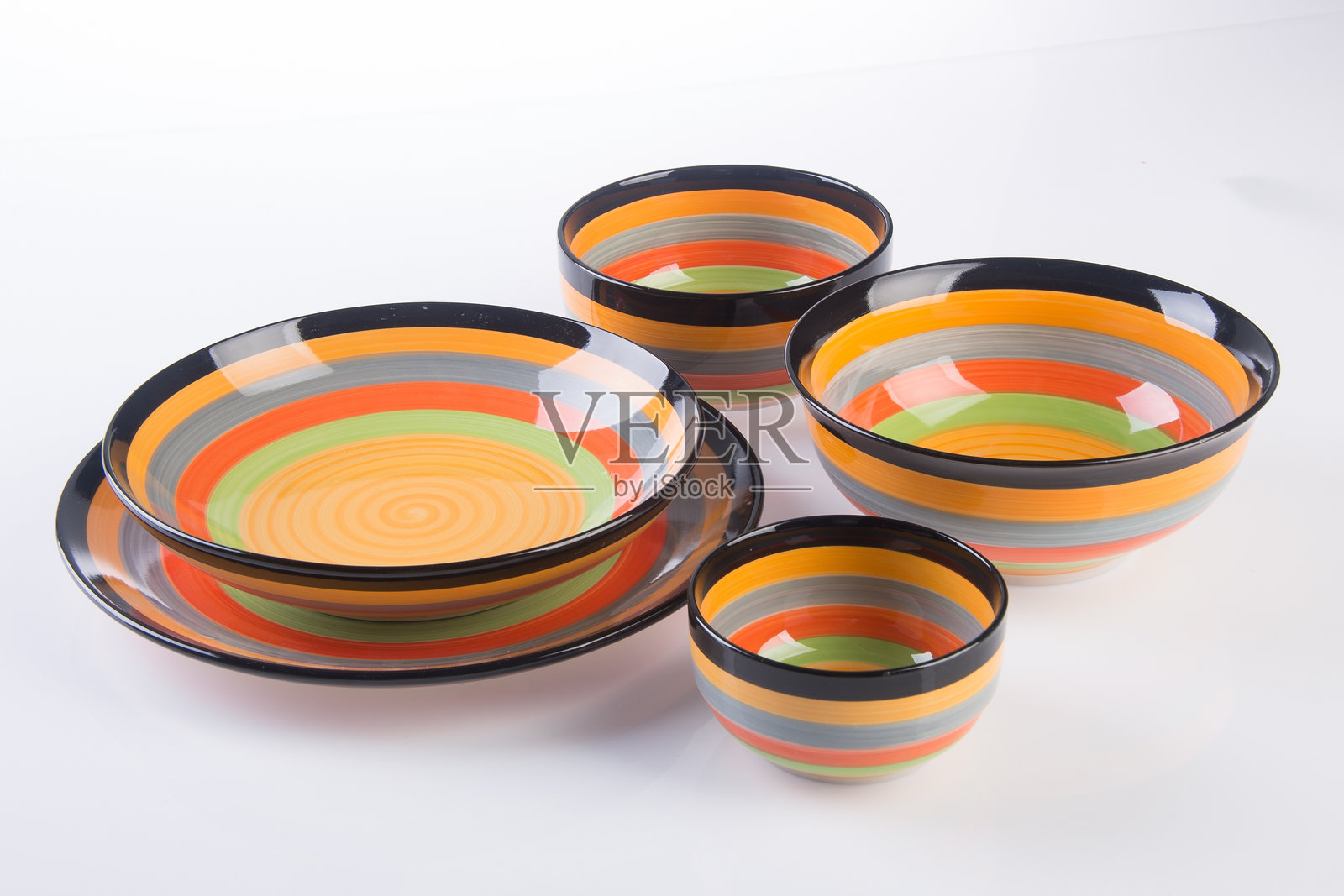 白色背景上的彩色陶瓷碗特写照片摄影图片