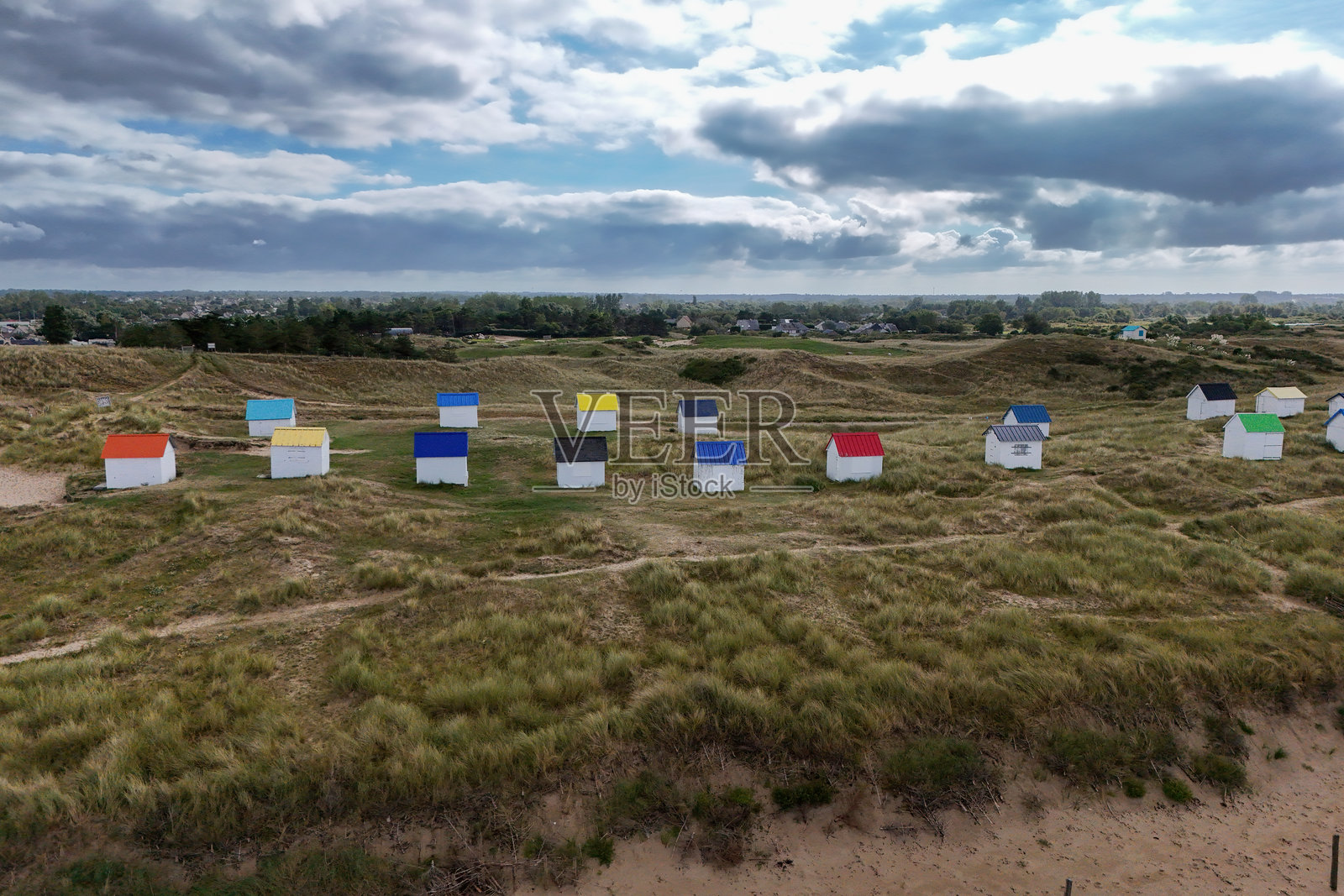 五彩缤纷的海滩小屋照片摄影图片