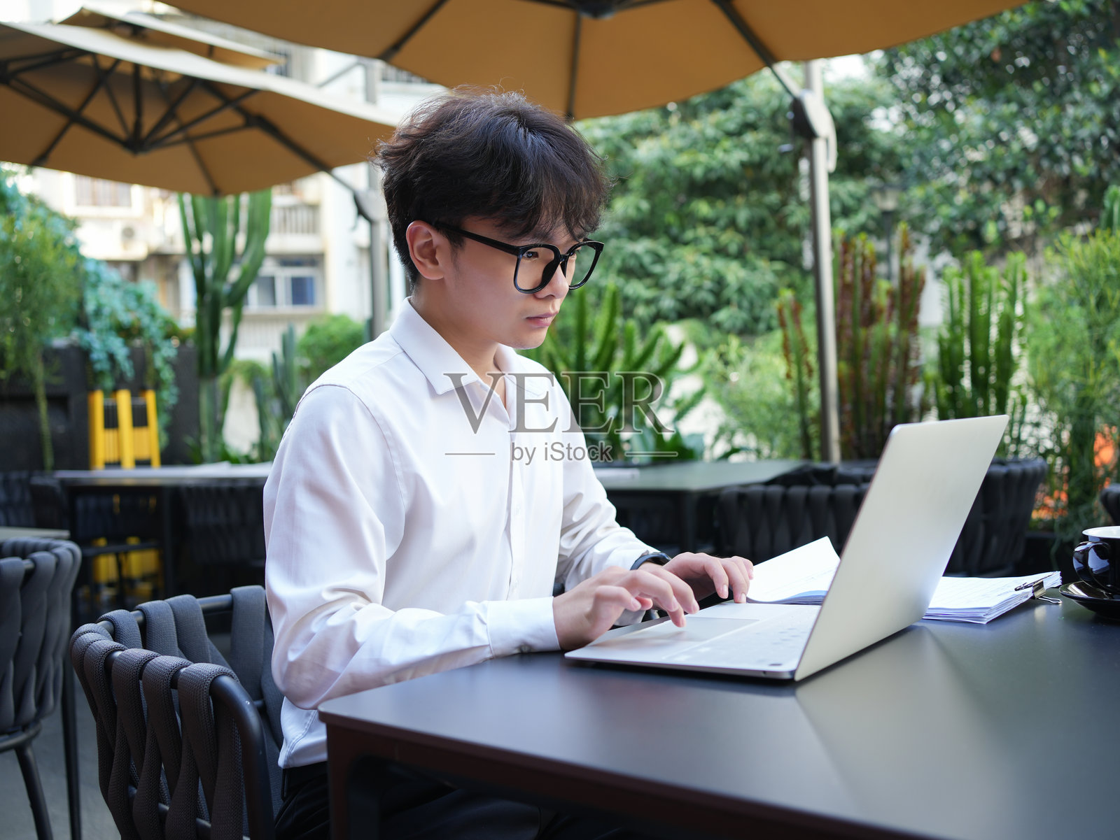 年轻的自由职业者在使用笔记本电脑照片摄影图片