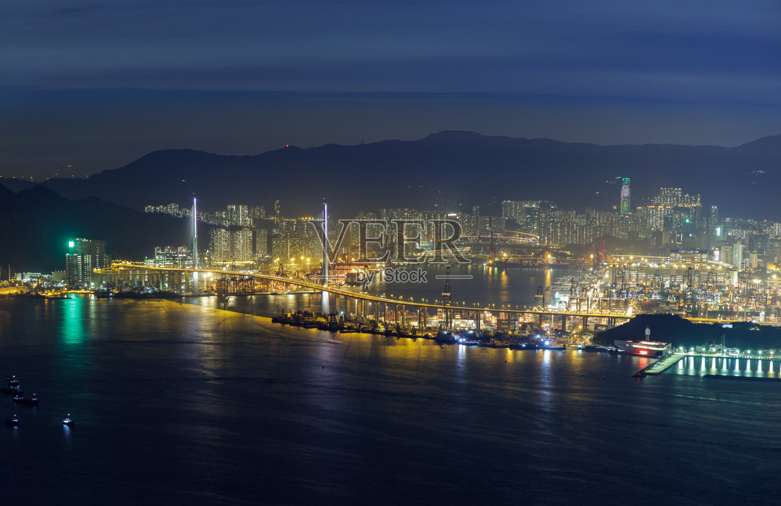 香港海港大桥的空中景观，有交通、船只和灯光照片摄影图片