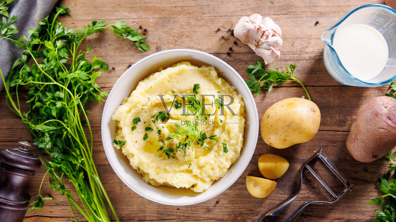 木质背景上的土豆泥与配料 舒适食品的准备照片摄影图片