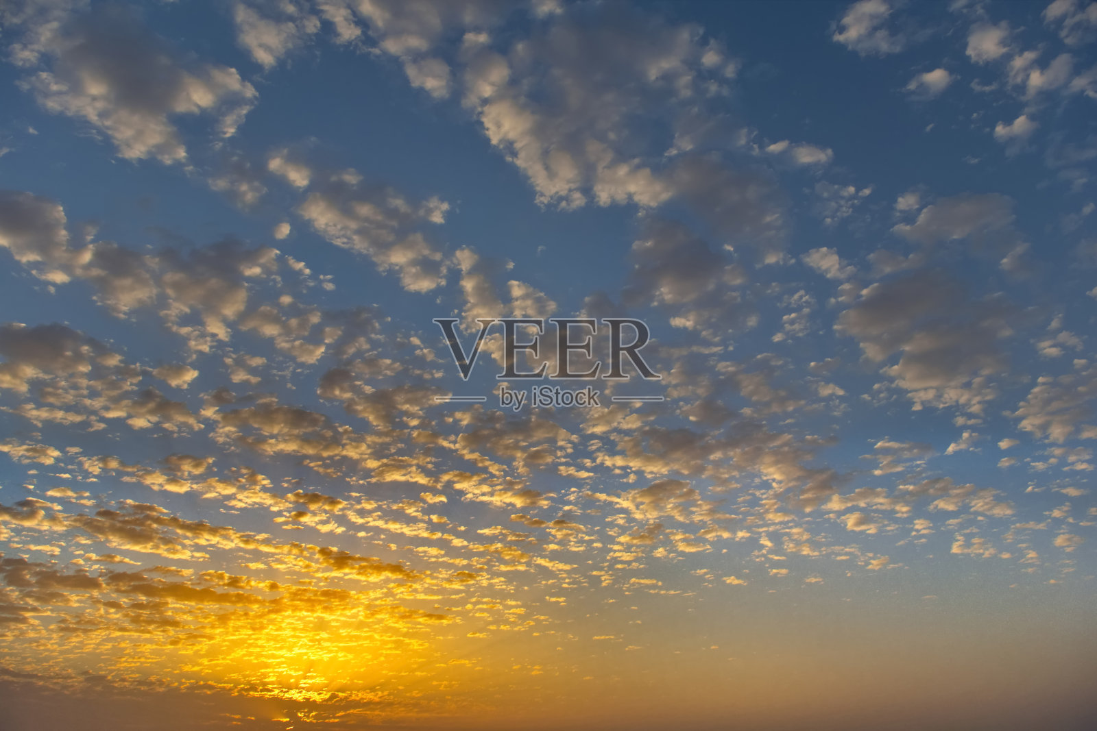 秋天黄昏天空的全景照片摄影图片