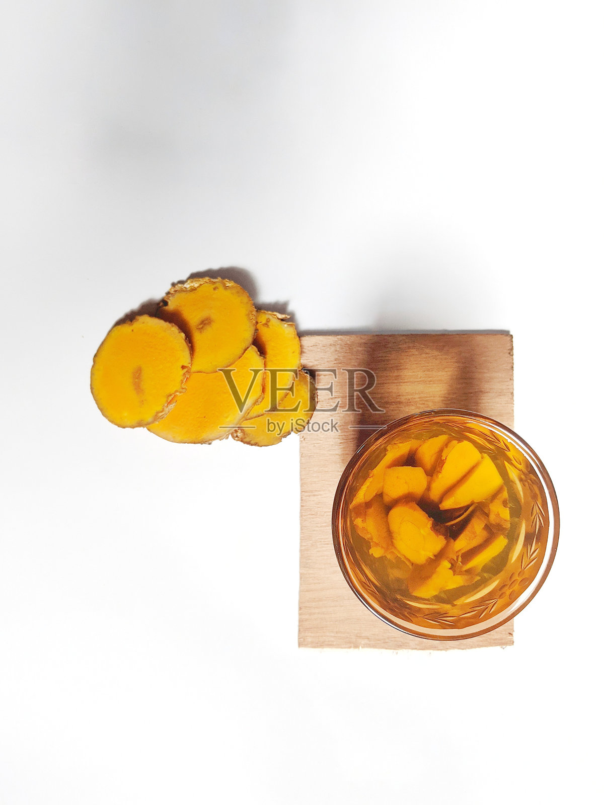 一种由姜黄植物制成的饮料照片摄影图片