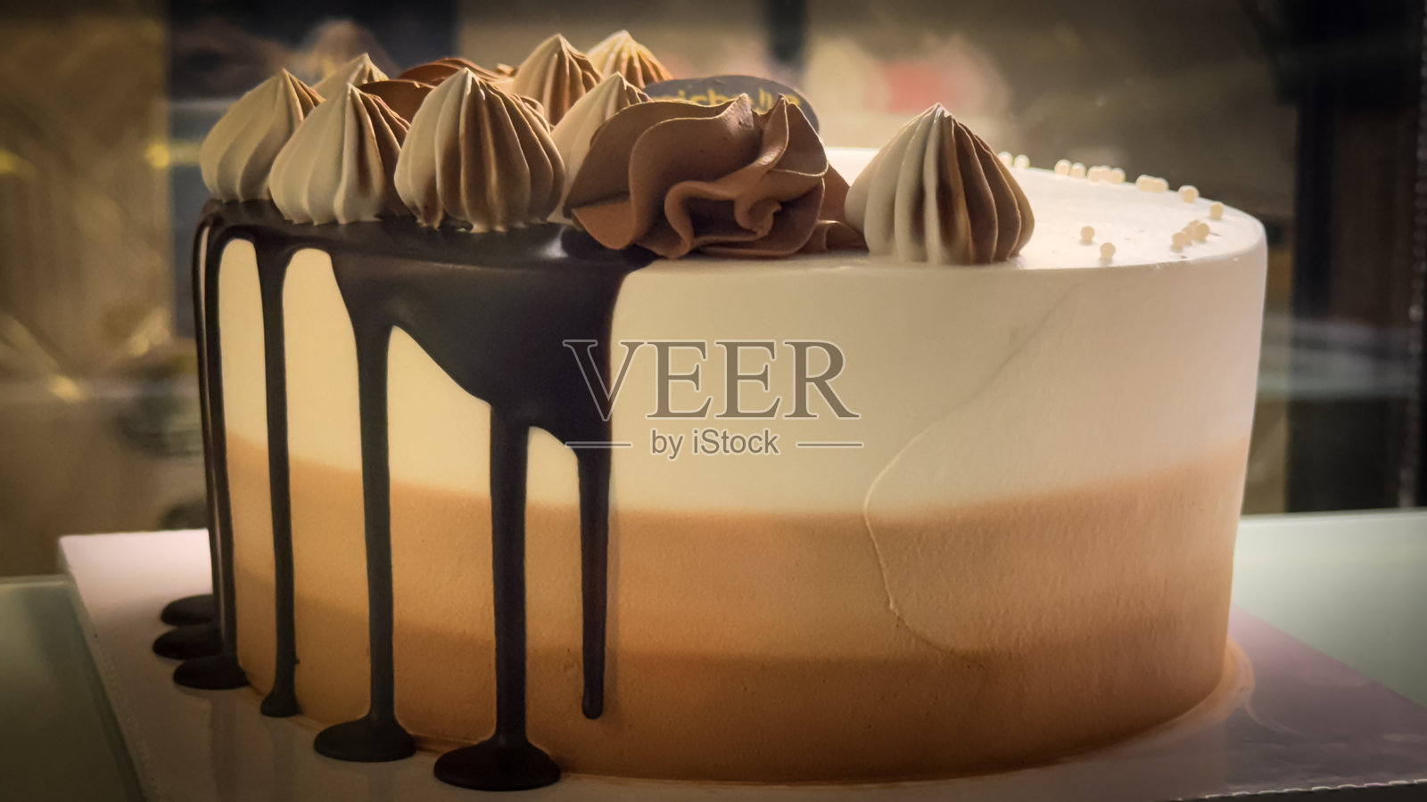 美丽的多彩装饰甜点蛋糕，适合派对、宴会和咖啡休息自助餐的甜品选择，包括蛋糕、派和糕点。照片摄影图片