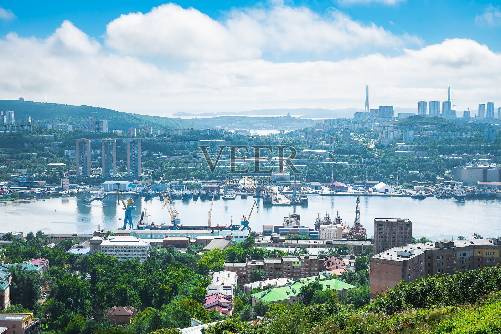 海参崴金角湾的风景，从纳戈尔尼公园俯瞰，位于滨海地区照片摄影图片