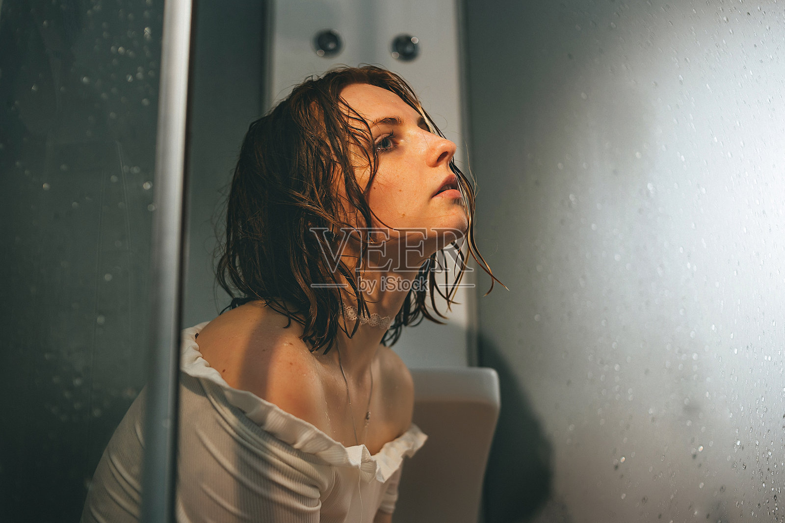 思考中的女性坐在浴室里照片摄影图片