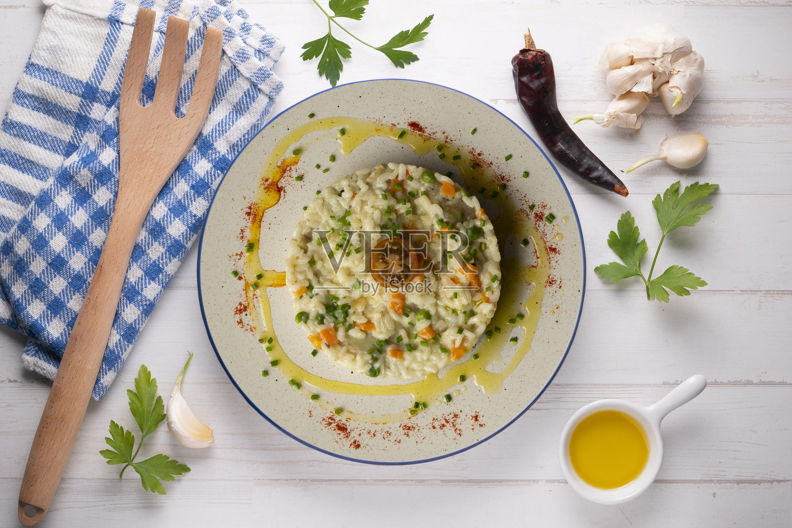 意大利食谱的素食蔬菜烩饭。顶部视角的装饰餐桌。照片摄影图片