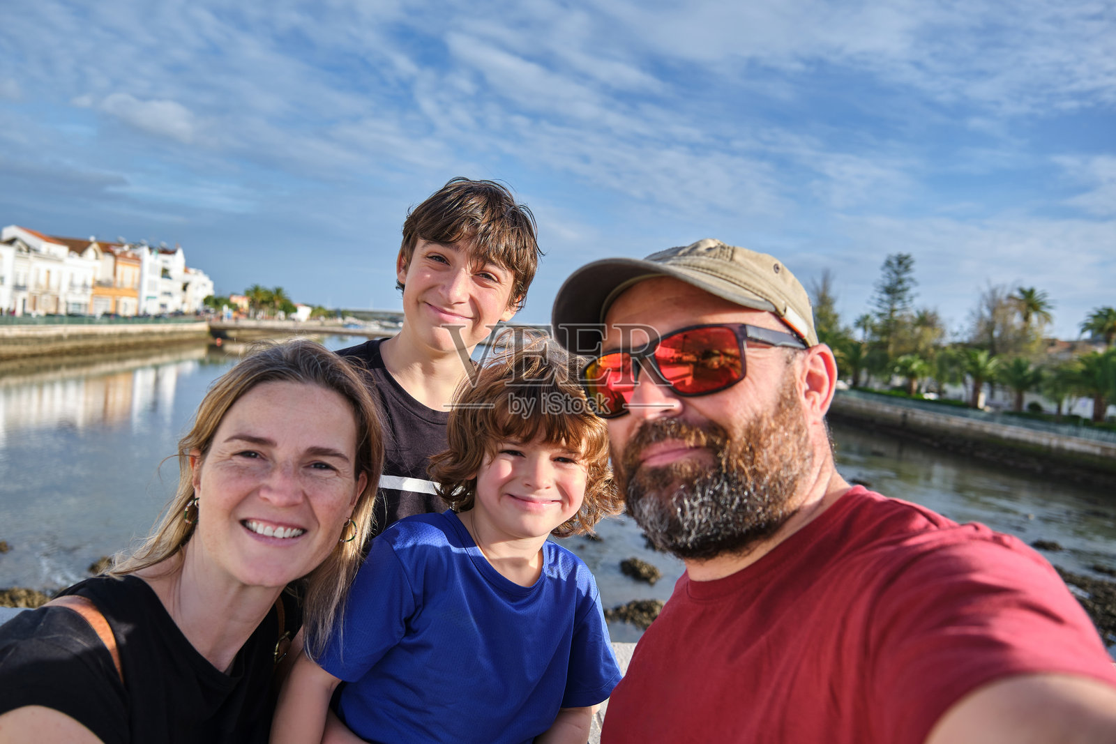 一家人在葡萄牙度假期间拍自拍照照片摄影图片