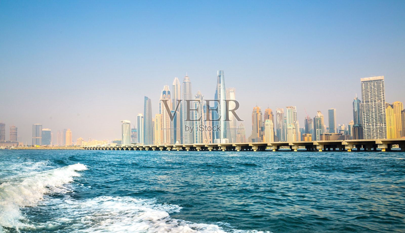 迪拜码头摩天大楼和跳伞飞机着陆平台，船上的全景视野照片摄影图片