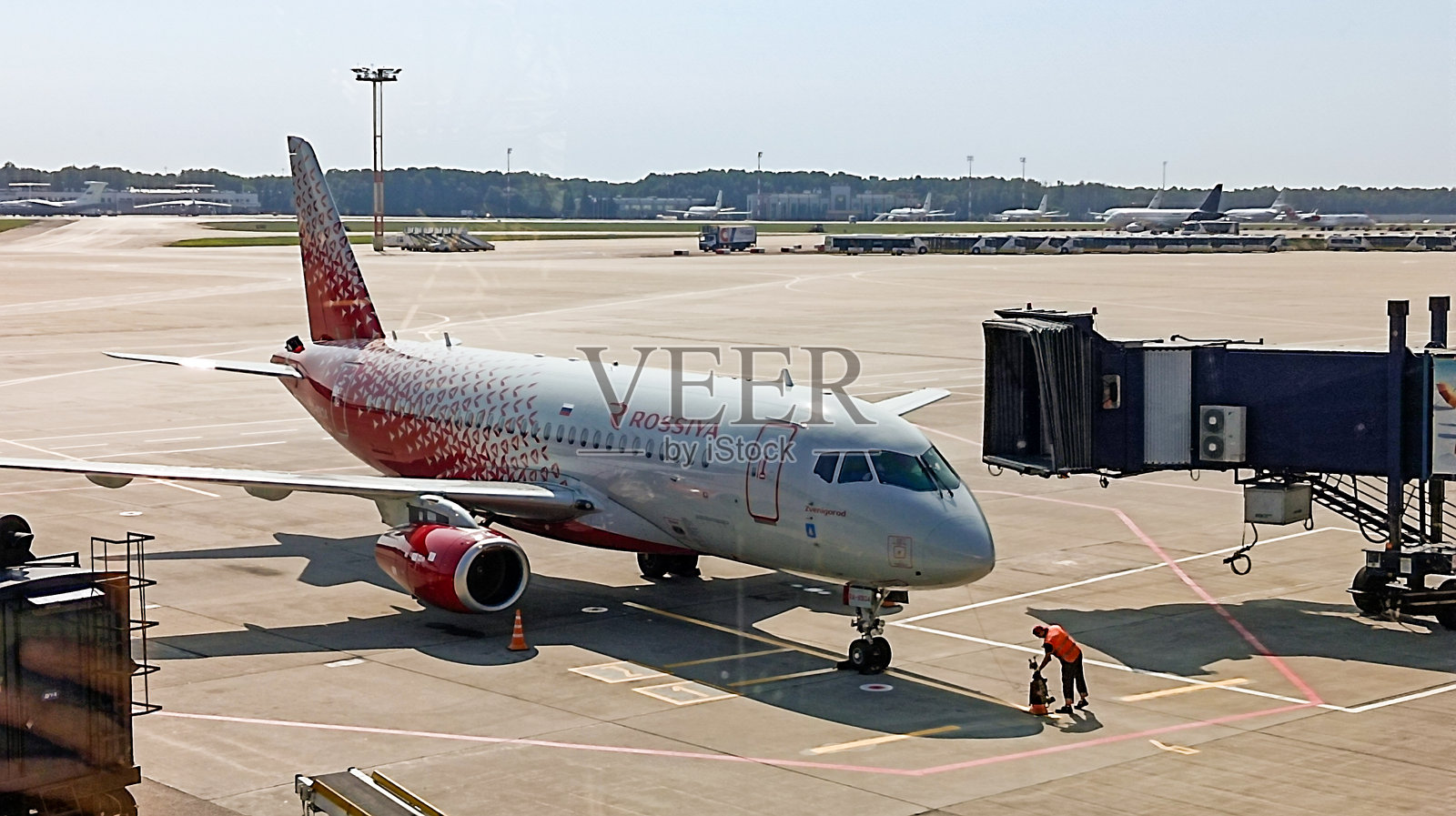 飞机在起飞前的维护区域。照片摄影图片