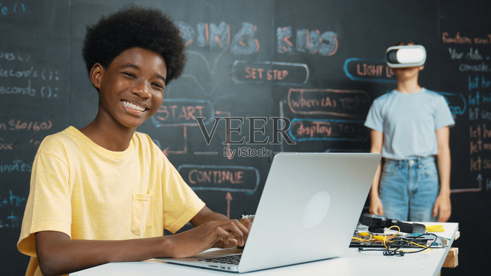 女孩进入元宇宙的学生编程与编码系统。教育。照片摄影图片