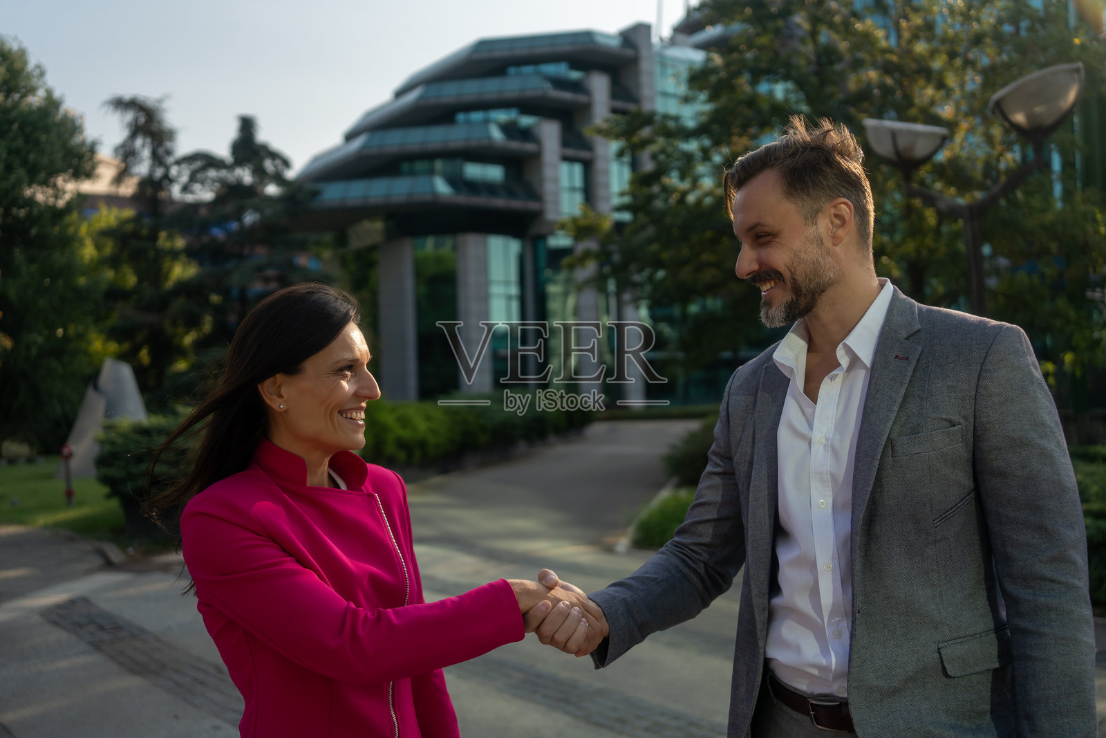 商务男士与女士握手交流照片摄影图片