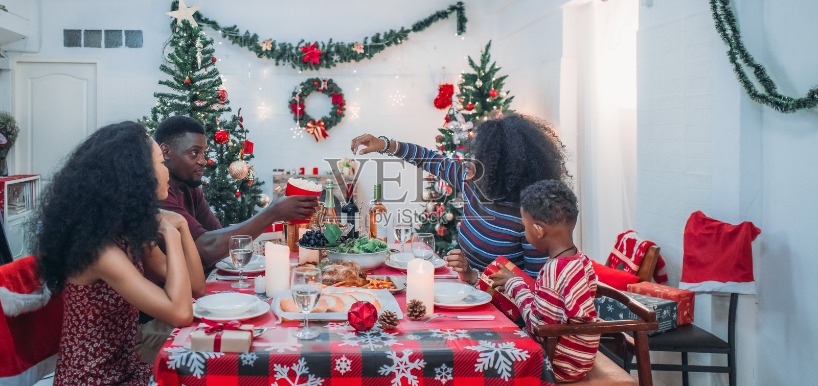 黑人家庭圣诞晚餐庆祝活动照片摄影图片