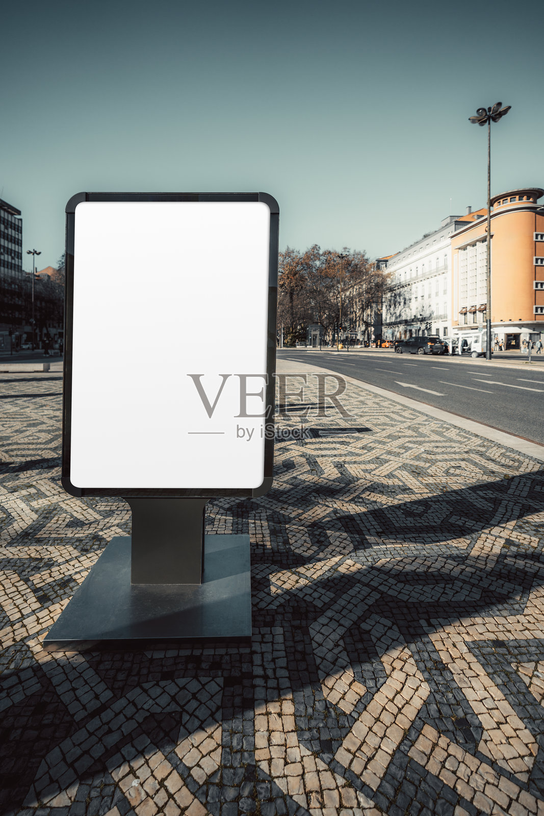 城市广场上的空白广告牌照片摄影图片