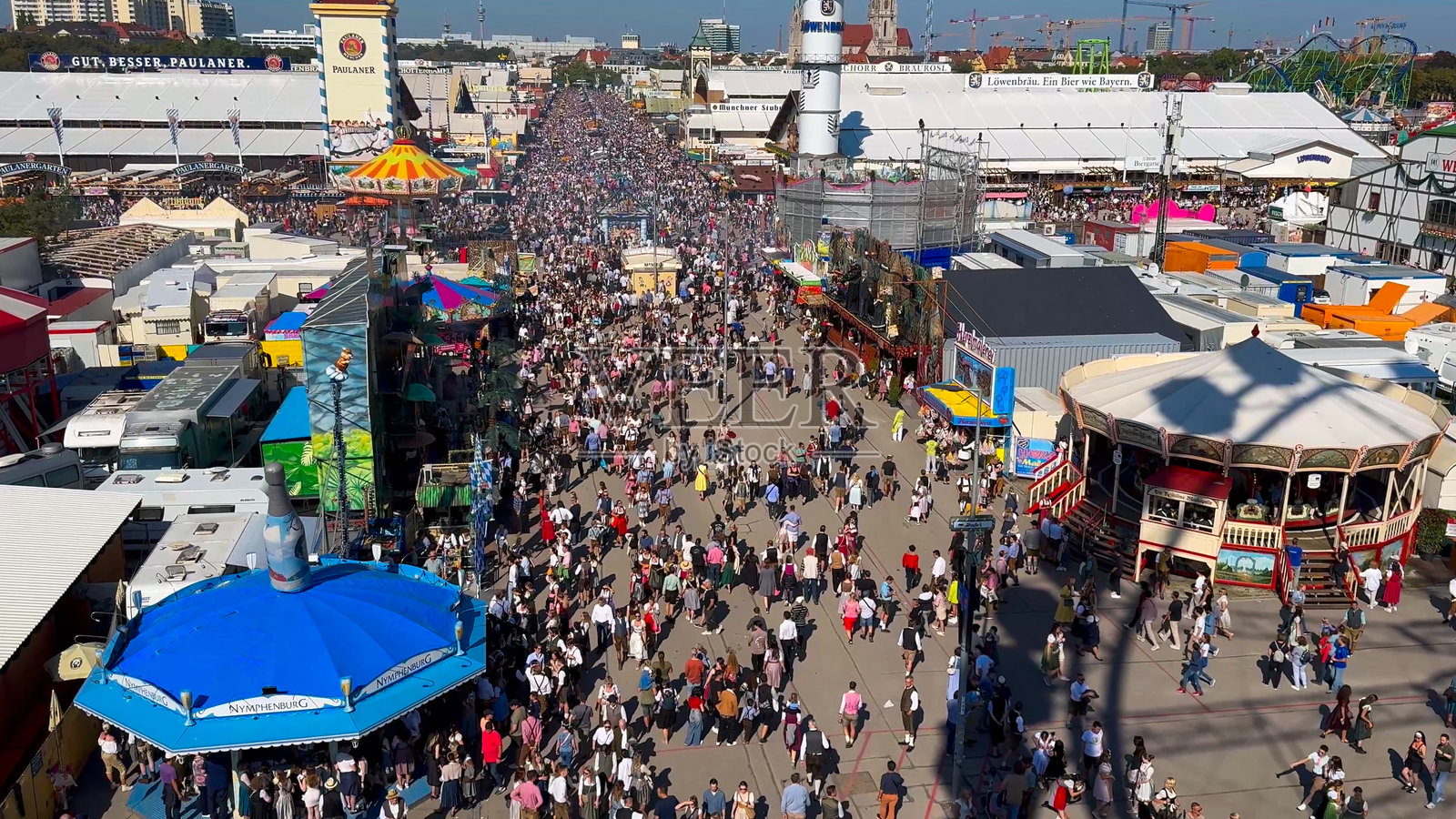 世界上最大的啤酒节慕尼黑啤酒节 - 2024年9月21日在德国慕尼黑的特蕾莎草地上的民俗庆祝活动和啤酒帐篷照片摄影图片