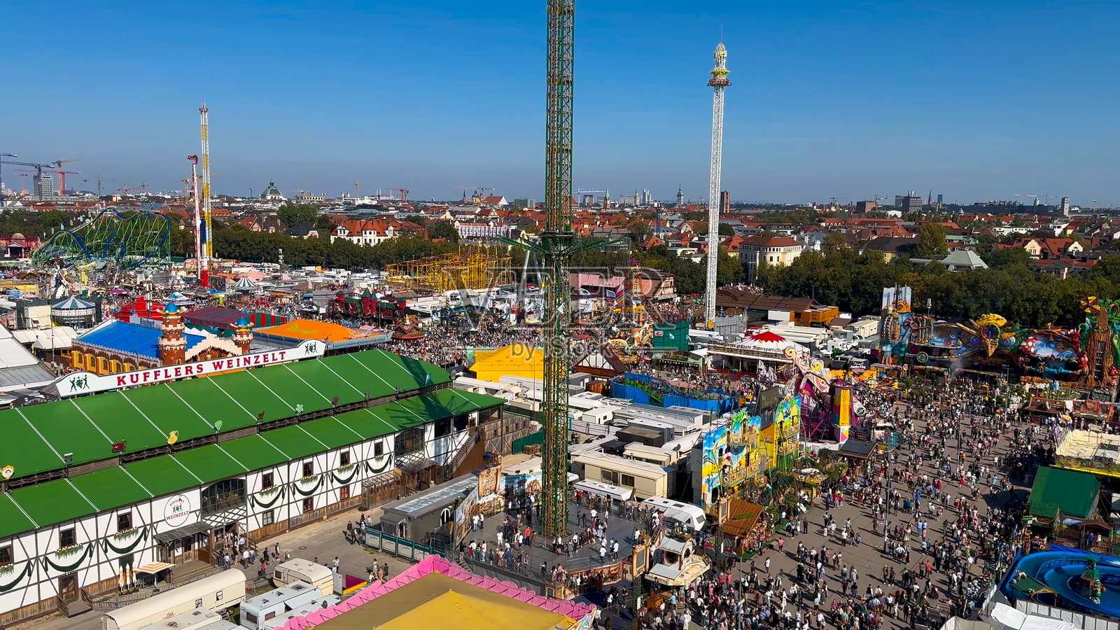 世界上最大的啤酒节慕尼黑啤酒节 - 2024年9月21日在德国慕尼黑的特雷西恩草地上的民俗庆祝活动和啤酒帐篷照片摄影图片