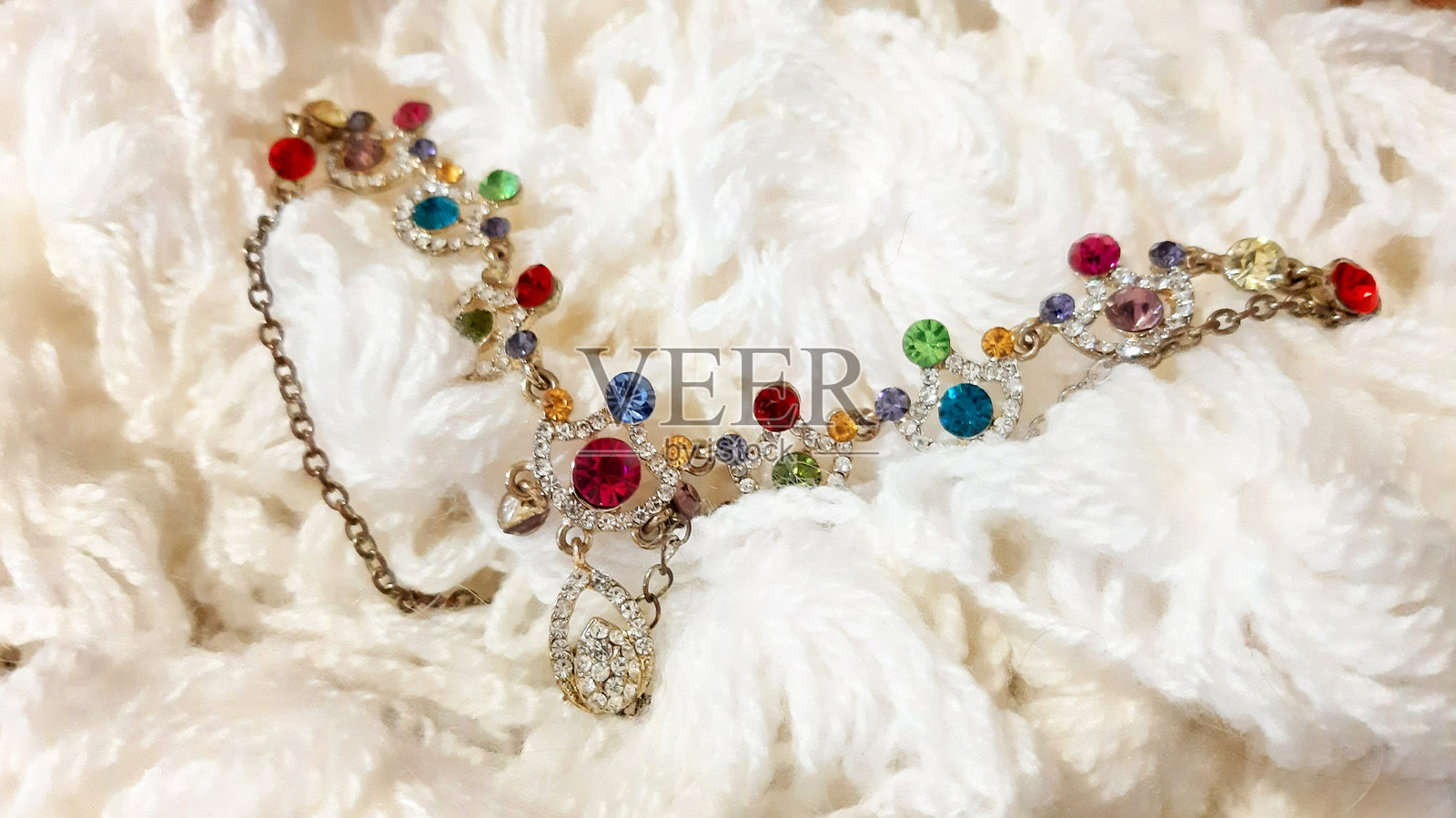 多彩项链在浅色羊毛织物上。时尚背景设计，摄影。纺织品，面料模板，现代照片摄影图片