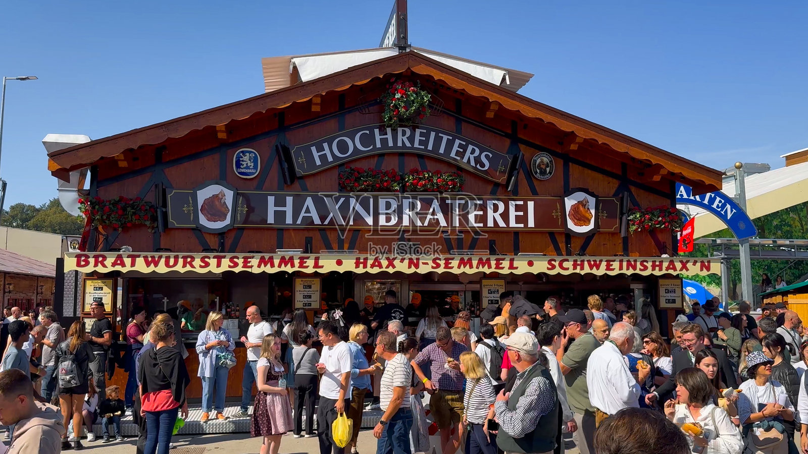 世界上最大的啤酒节慕尼黑啤酒节 - 2024年9月21日在德国慕尼黑的特雷西恩草地上的民俗庆祝活动和啤酒帐篷照片摄影图片