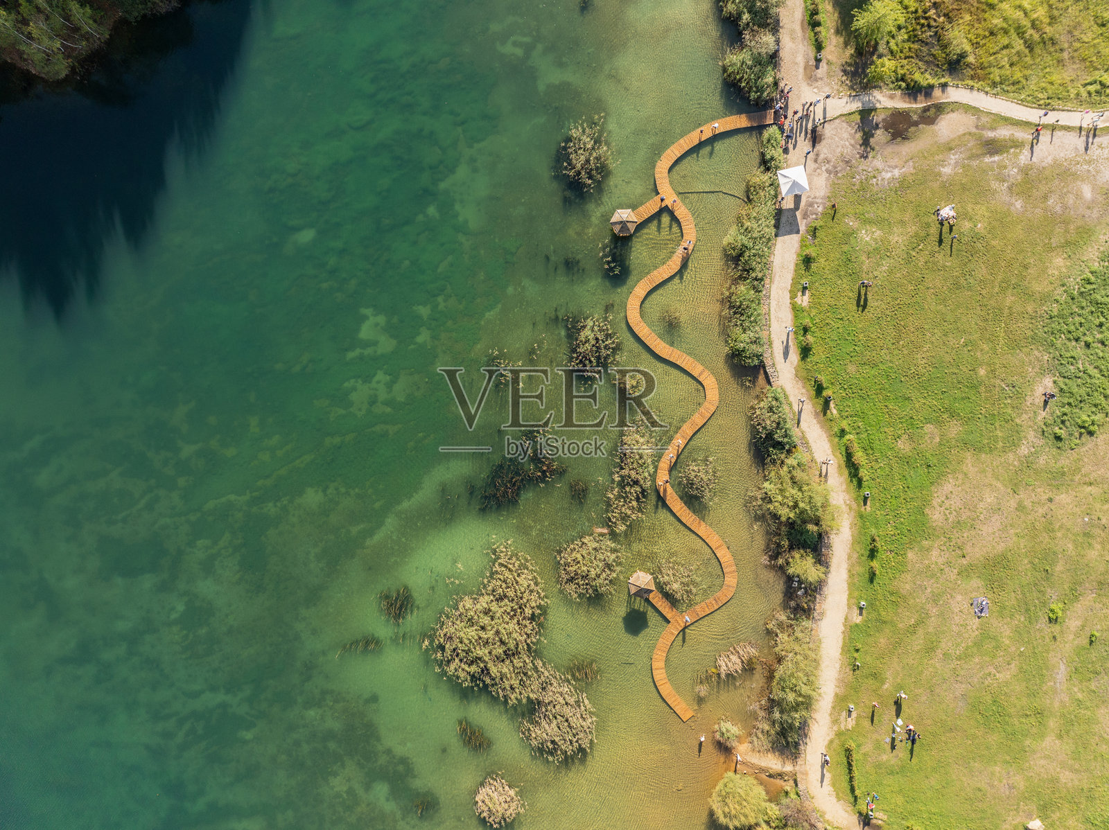 波兰雅沃兹诺的格罗德克公园的无人机拍摄。采石场的天蓝色湖泊，露天采矿的航拍照片，格罗德克公园，雅沃兹诺。天蓝色的水和木桥。照片摄影图片