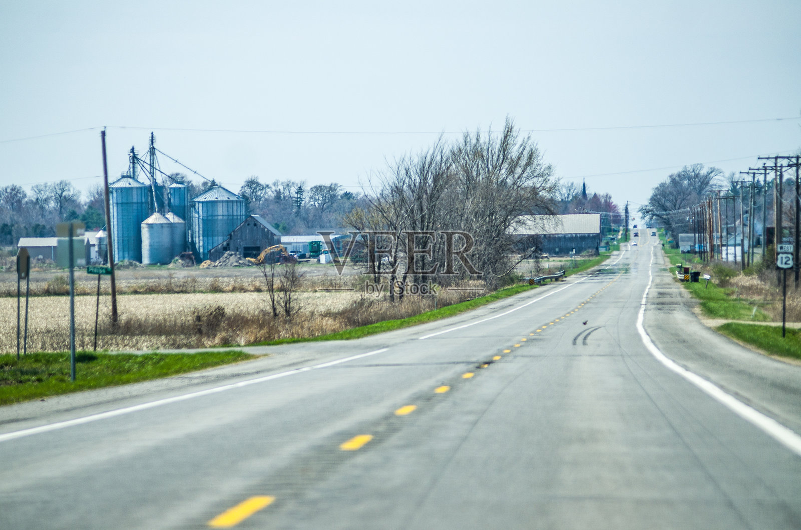 疫情期间没有车辆的乡村道路照片摄影图片
