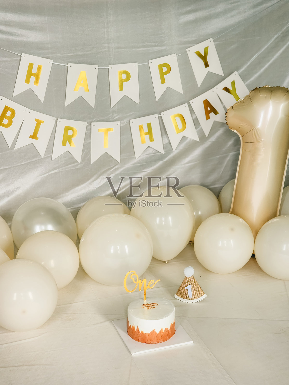 庆祝背景设计，适用于宝宝的生日庆祝，包含一款美味的蛋糕，庆祝宝宝的第一年。适合一岁生日派对的装饰。照片摄影图片