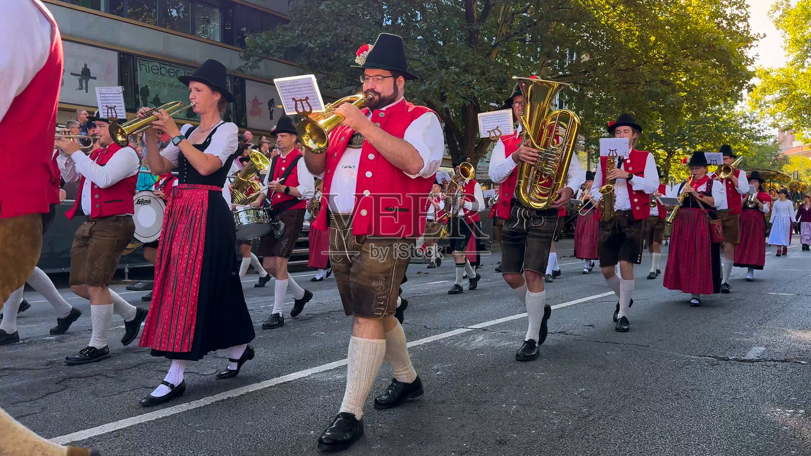 慕尼黑特蕾西恩草地上的酿酒师盛装游行，马车和马匹，乐队以及十月节帐篷的主人，2024年9月21日照片摄影图片